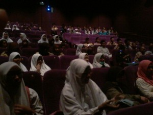 Pelajar Antusias Nonton Film ‘Guru Bangsa Tjokroaminoto’ Bareng Wakil Walikota Bekasi
