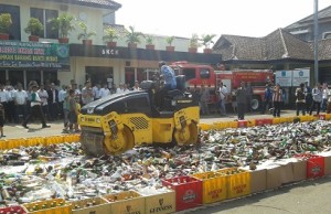Jelang Ramadhan, 16.980 Botol Miras di Buldozer
