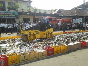 Jelang Ramadhan, 16.980 Botol Miras di Buldozer