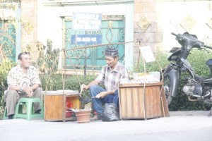 Diusir Dari Monas, Pedagang Kerak Telor Ini ‘Hijrah’ Ke Bekasi