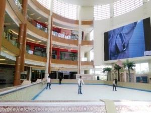 Serunya Bermain Ice Skating di Mall Summarecon