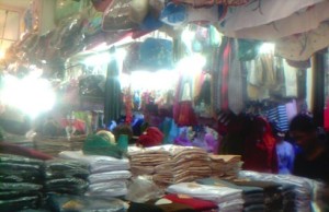 2 Minggu Menjelang Lebaran, Warga Bekasi Mulai Berburu Sarung