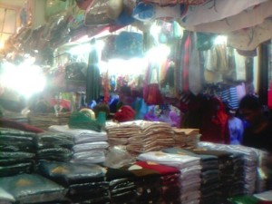 2 Minggu Menjelang Lebaran, Warga Bekasi Mulai Berburu Sarung