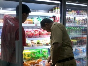 Disperindagkop Temukan Makanan Lewat Batas Expired di Grosirindo