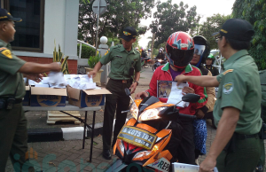 Mitra Jaya Turun ke Jalan Bagi-Bagi Takjil