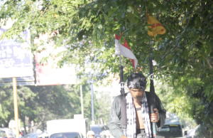 Perjuangkan Nasib Guru, Pria Ini ‘Naik’ Enggrang Dari Jogja ke Jakarta
