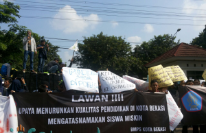 Tolak Interpelasi, Ratusan Mahasiswa Datangi Kantor DPRD Kota Bekasi