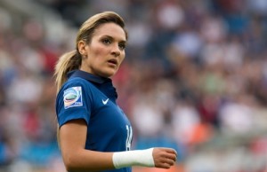 5 Pesepak Bola Tercantik dan Ditakuti di Lapangan