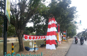 Sambut Hut RI, Pedagang Dadakan Jual Bendera di Pinggir Jalan
