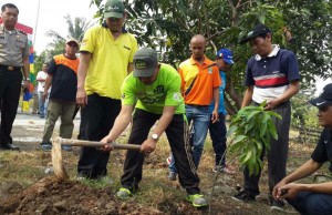 Sabtu Ceria, Gerakan Menanam OSIS SMAN 14 Bersama RW 21 Kaliabang Tengah