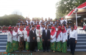 Semangat ’45 , Sebelum Subuh Tim Aubade SMPN 12 Berangkat Menuju Istana