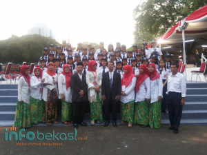 Semangat ’45 , Sebelum Subuh Tim Aubade SMPN 12 Berangkat Menuju Istana