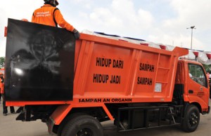 Truk Sampah DKI Sebenarnya Tidak Boleh Masuk Jalur Ini