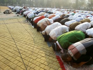 Ribuan Warga Kota Bekasi Khusuk Ikuti Shalat Minta Hujan