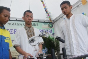 Keren! SMKN 7 Kota Bekasi Buat Robot Mudahkan Produksi Barang