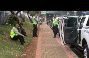 Polisi Siaga Amankan Jalur Truk Sampah Jakarta