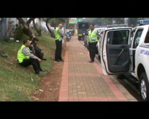 Polisi Siaga Amankan Jalur Truk Sampah Jakarta