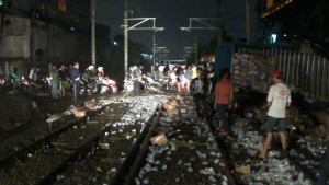 Roda Selip  Di Perlintasan Kereta Mobil Box Ringsek Di Tabrak Kereta
