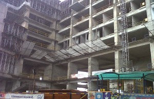 Diduga Tak Sesuai Standar Pengamanan, Seorang Kuli Terjatuh Dari Lantai Empat Apartemen