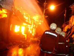 Ditinggal Beli Makan, Rumah Tinggal Separuh Dilalap Api