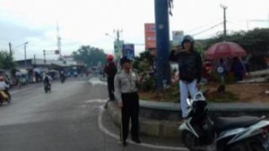 Wow, Lawan Arah di Cikarang Kena Hukuman Hormat Kepada Rambu-Rambu Jalan