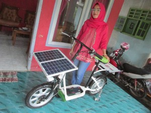 Mahasiswi  Di Bekasi Ciptakan Sepeda Bertenaga Surya