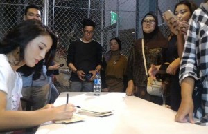 Julie Estelle dalam Film Surat dari Praha