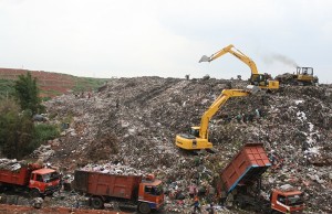 Overload-nya TPA Sumur Batu, Bekasi