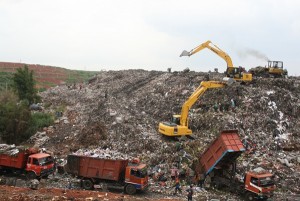 Overload-nya TPA Sumur Batu, Bekasi