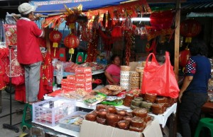 Jalan Mayor Oking Bekasi Dipenuhi Pedagang Pernak-Pernik Imlek