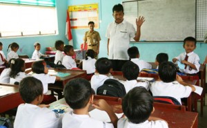 SDN Kalibaru 2  Bekasi Belajar Berdesakan