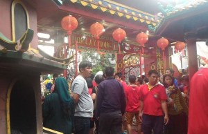 Cap Go Meh, Ribuan Warga Bekasi Rebutan Kain Merah