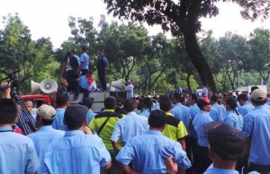 Demo, Supir Taksi dan Angkutan Umum Serbu Gedung DPR dan Kemenkominfo