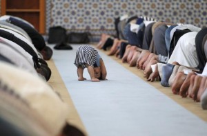 Anak kecil yang mengikuti gerakan sholat