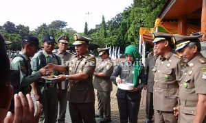 Wali Kota Bekasi dan Wakilnya Hadiri Hut Satpol PP ke-66 di Alun-Alun Kota Bekasi