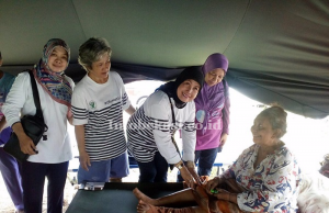 Datangi PGP, Kadinkes Bekasi Pastikan Korban Banjir Terlayani