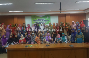 Hut PIAD, Para Istri Dewan Belajar Merangkai Bunga dari Sampah