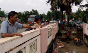 Antisipasi Banjir, Warga Keruk Lumpur Kali Perumahan Duta Harapan