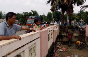 Antisipasi Banjir, Warga Keruk Lumpur Kali Perumahan Duta Harapan