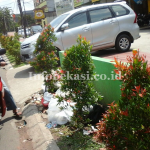 Sampah yang berserakan di pinggir jalan Bekasi