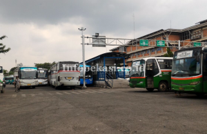 Ngumpet, Halte Transjakarta Terminal Bekasi Sepi Penumpang