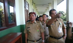Hari Pertama Pelaksaan UN, Wali Kota Bekasi Kunjungi SMAN 1 Kota Bekasi