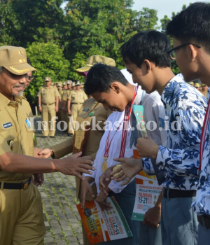 Ahmad Syaikhu sedang memberikan selamat pada siswa berprestasi