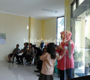 Pelayanan Lama, Ibu Ini Sampai Tidur di Kantor Kelurahan Teluk Pucung