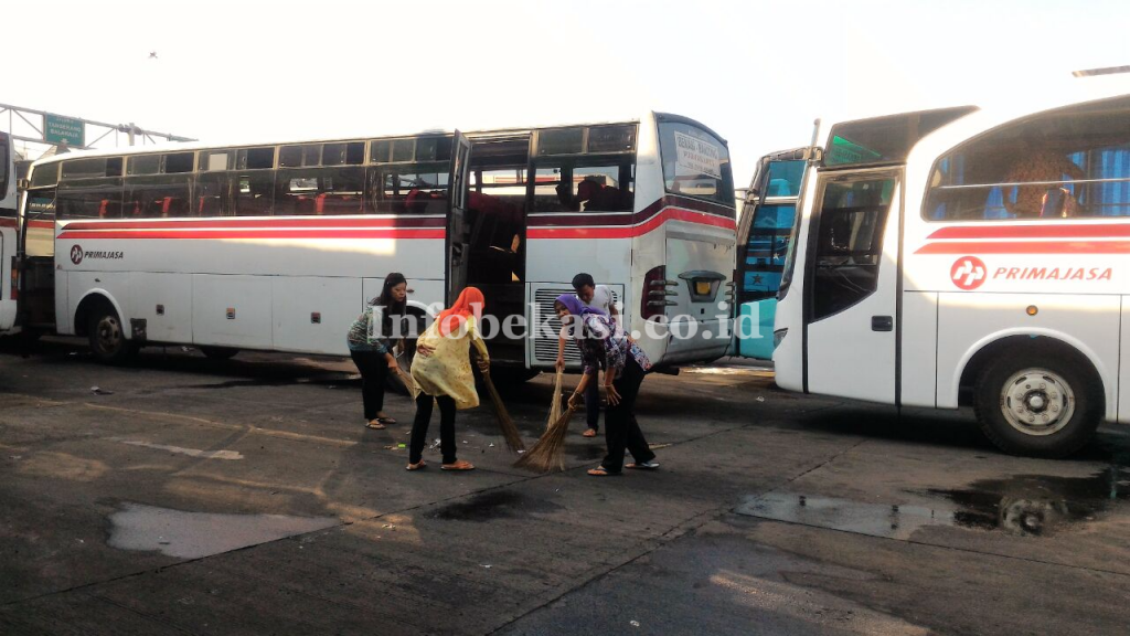 Jumat Bersih di terminal Bekasi 1