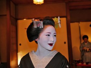 ‘Ohaguro’, Cantik Dengan Gigi yang Hitam