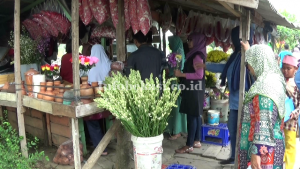 TPU Perwira Ramai, Tukang Bunga dan Sapu Raup Untung