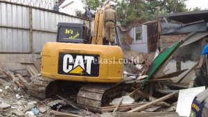 Ratusan Bangunan Liar di Pinggiran Kali Irigasi Digusur
