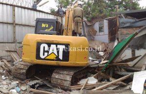 Ratusan Bangunan Liar di Pinggiran Kali Irigasi Digusur