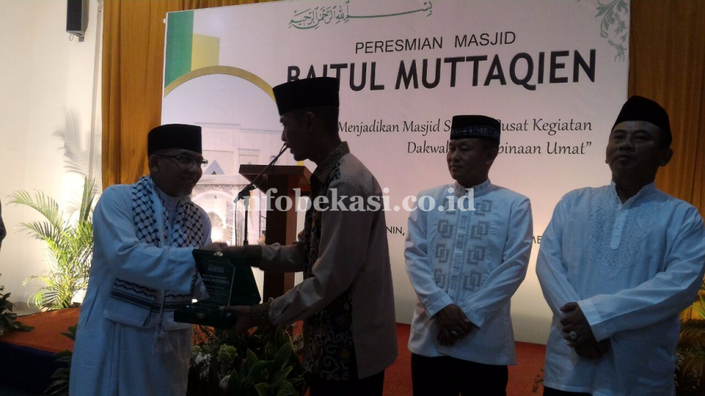 Rahamat Effendi dalam acara peresmian masjid Baitul Muttaqien